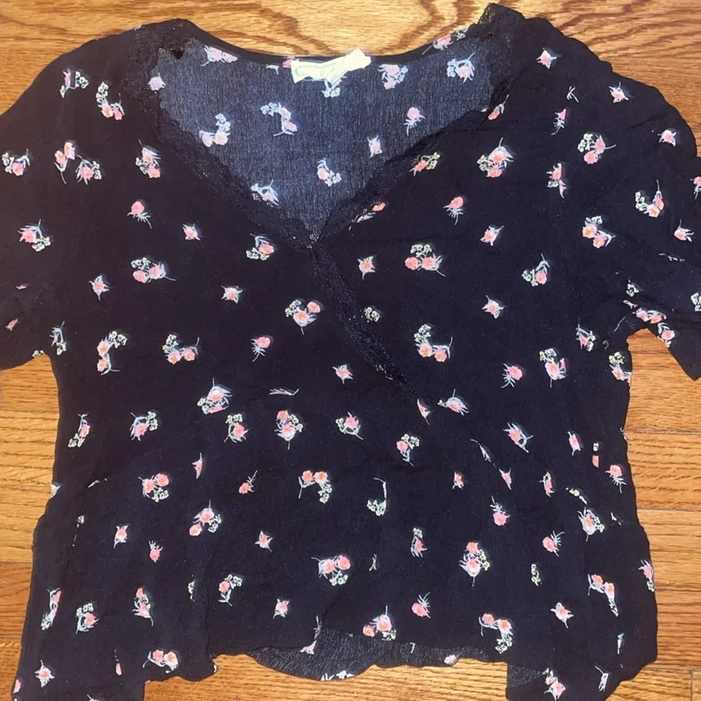 **3/$15** Cute floral, vneck top - Picture 2 of 5
